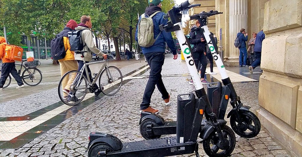 E-Roller stehen vor dem Portal des Magdeburger Hauptbahnhofes.