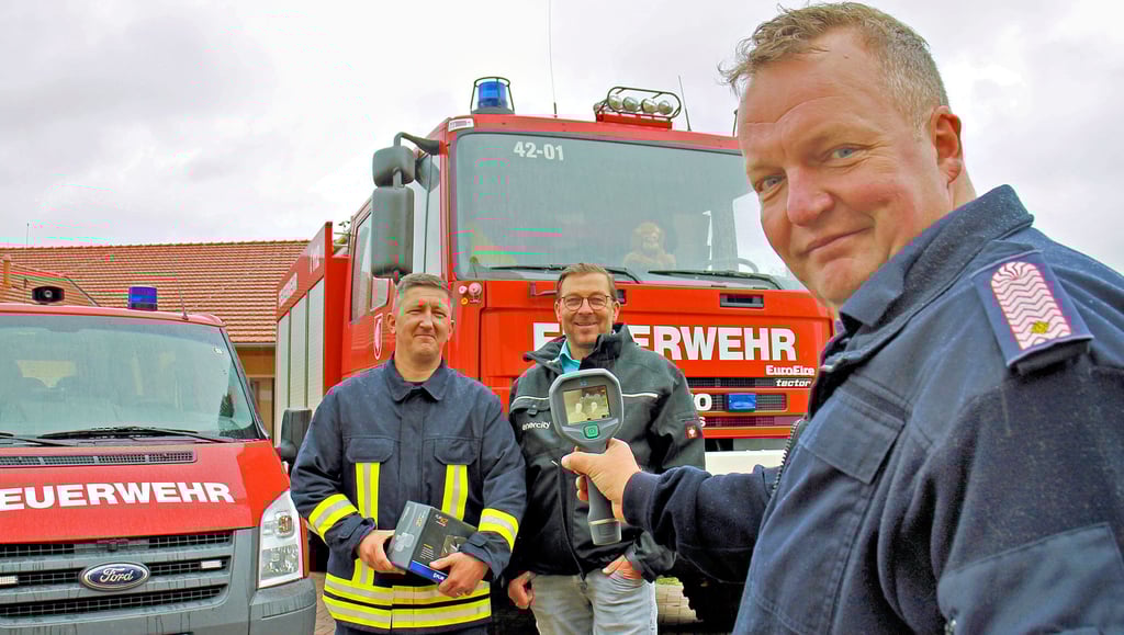Marco Schönrock (rechts) zeigt, wie die neue Wärmebildkamera funktioniert. Sein Stellvertreter Ralf Braunschweig (links) und Enercity-Vertreter Rüdiger Barten stellen sich dafür zur Verfügung.