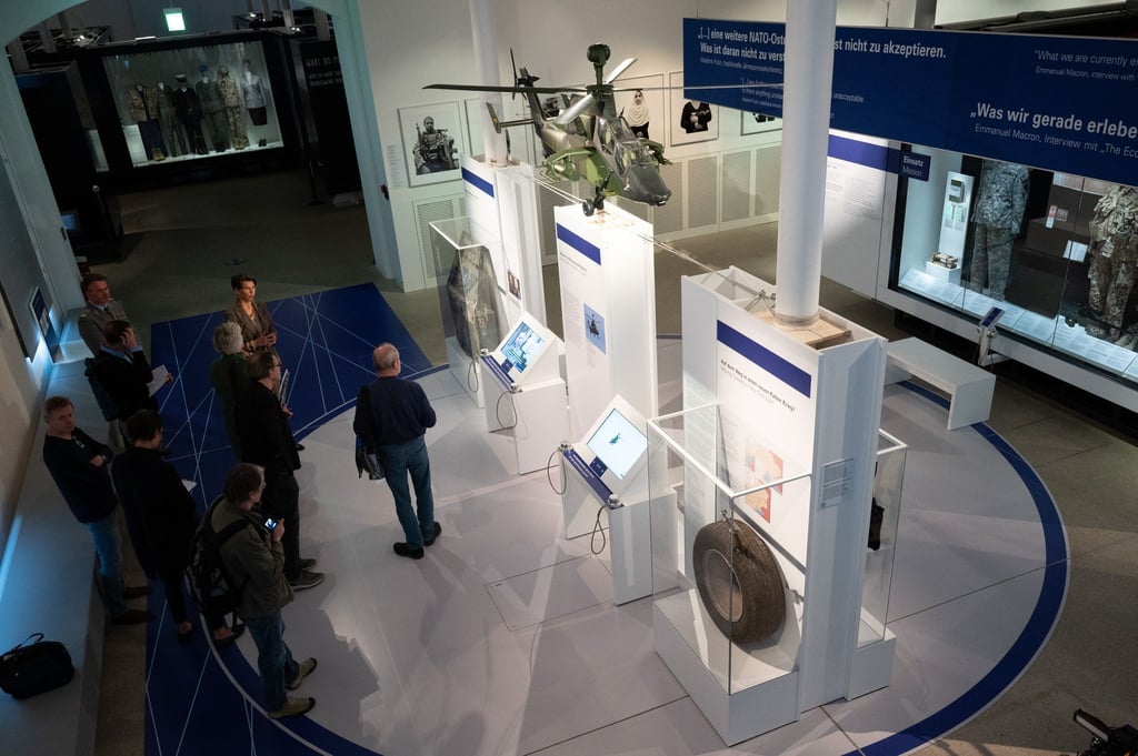 Blick in die Ausstellung „Die Bundeswehr in der Ära Merkel - Krieg und Frieden 2005-2021“ im Militärhistorischen Museum der Bundeswehr in Dresden.
