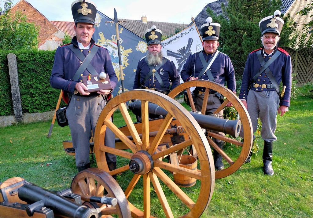 Mit der großen Kanone haben Jörg Gresse, Eckehard Richter, Oliver Tietz und Ralph Sieber (von links) den zweiten Platz belegt.