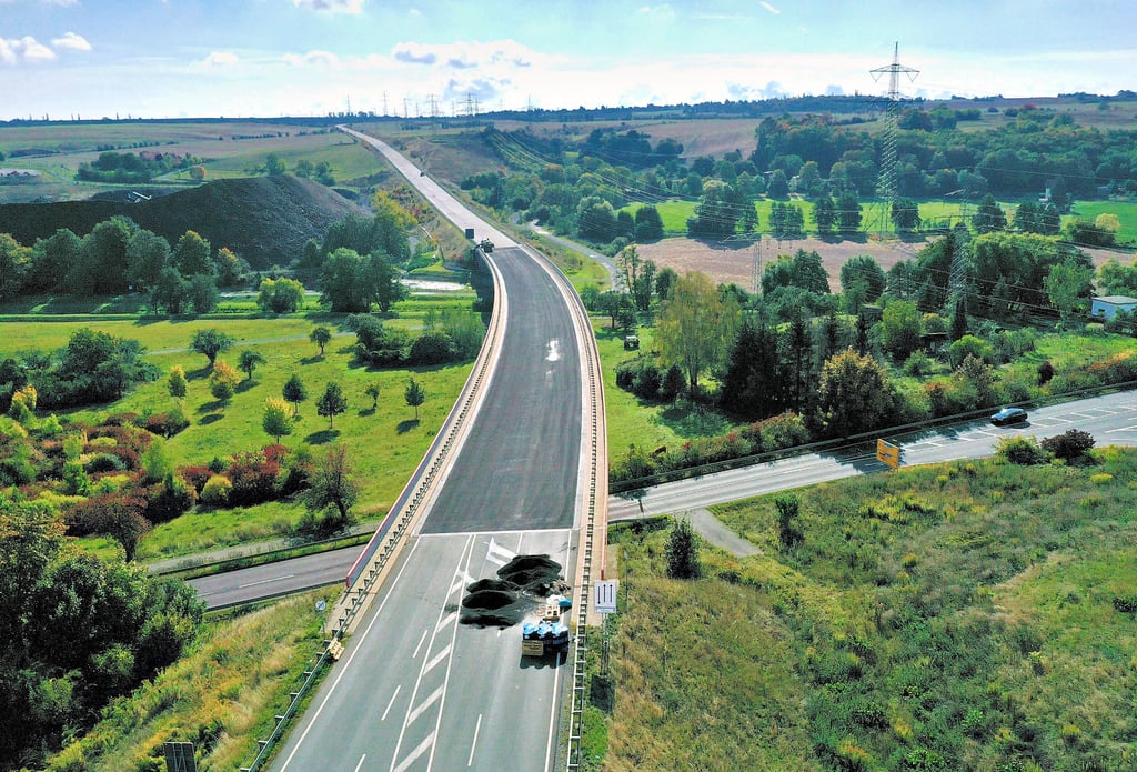 Die Straßensanierung auf der Ortsumfahrung ist inzwischen so gut wie abgeschlossen. Restarbeiten müssen noch erledigt werden.