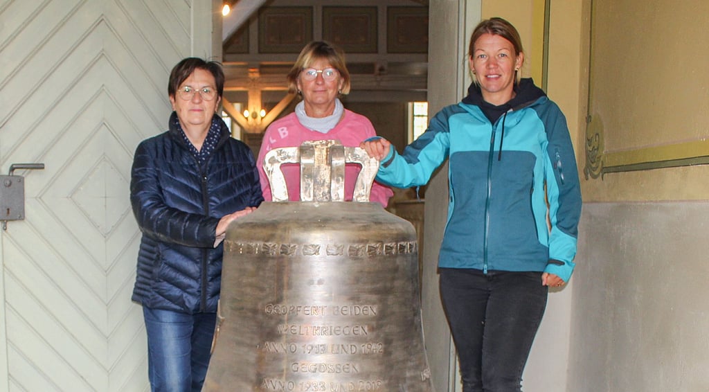 Birgit Weißmeyer, Dagmar Neubauer und Janine Zeugner (von links) blicken freudig dem Augenblick entgegen, wenn die Glocke endlich in den Turm der Hohendodeleber Kirche gezogen wird.