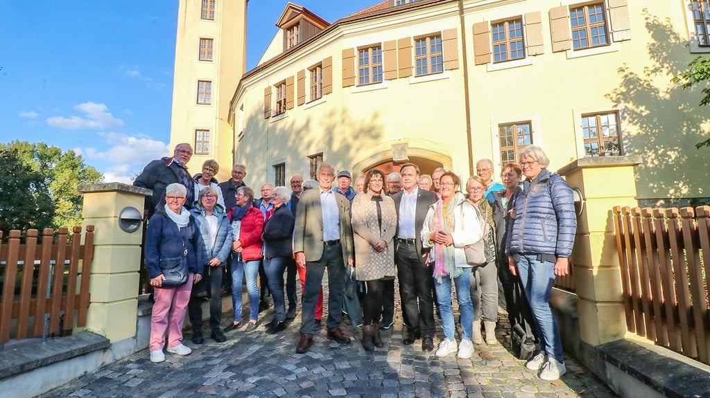 Gleich geht es zu einem Rundgang durch das Jessener Schloss. Bürgermeister Michael Jahn und Stadtratsvorsitzender Gunter Danneberg führen die Gäste aus der Partnergemeinde Senden.