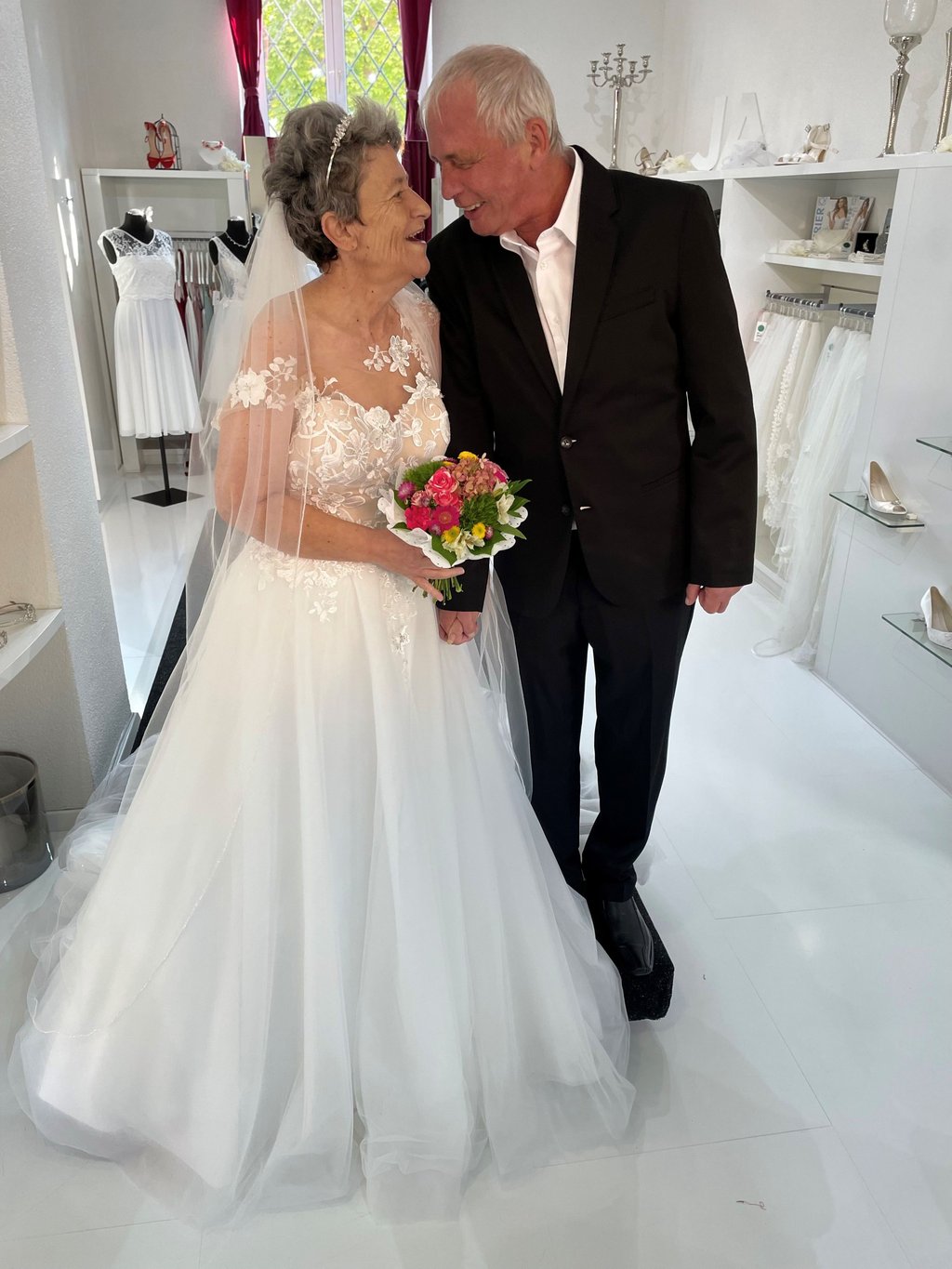 32 Jahre nach ihrer Hochzeit ist für Carola Tänzer in Magdeburg ein Herzenswunsch in Erfüllung gegangen: Sie konnte in ihr Traumkleid schlüpfen und sich als wunderschöne Braut fühlen. Ihr Mann Jürgen war hin und weg von seiner Braut.