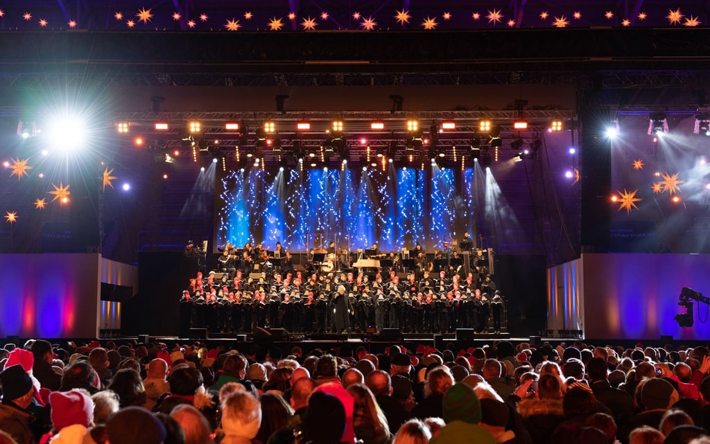 Mitglieder des Dresdner Kreuzchors und der Dresdner Kapellknaben singen.
