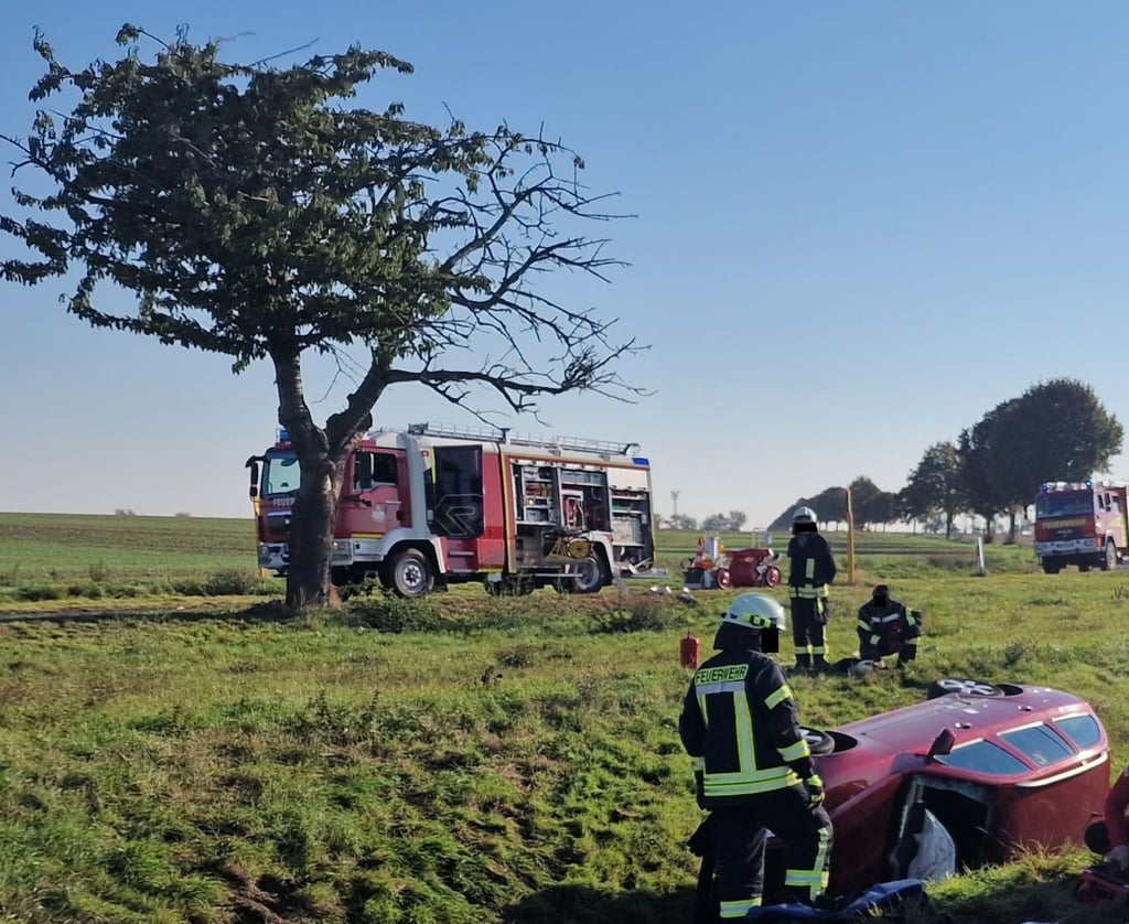 Schwerer Unfall auf Landstraße L44 in der Börde: Der Fahrer des Unfallwagens wurde schwer verletzt.