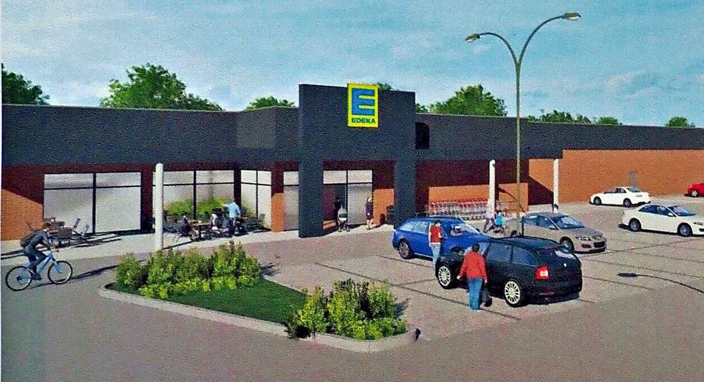 Hell, modern und vor allem mit viel mehr Platz: So könnte der Osterwiecker Edeka-Neubau zwischen altem Bahnhof und Baumarkt einmal aussehen.