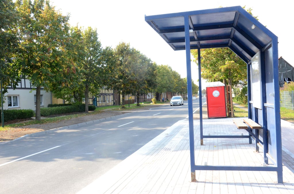Die Ortsdurchfahrt in Neuendorf am Damm ist für den Verkehr wieder frei gegeben. Im Zuge der Straßenbauarbeiten entstanden auch neue Bushaltestellen.