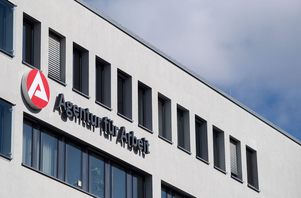 Der Schriftzug der „Agentur für Arbeit“ ist an einem Gebäude der Agentur für Arbeit angebracht.