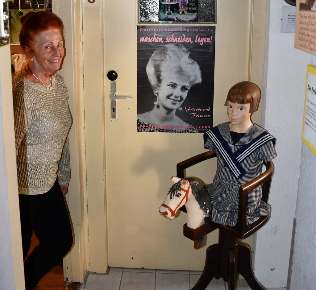 Barbara Psoch vom Magdeburger Friseurmuseum steht im sogenannten Drehpunkt-Korridor. Der kleine Korridor hat vier Türen, die sich im Quadrat befinden. Eine Besonderheit findet Barbara Psoch.