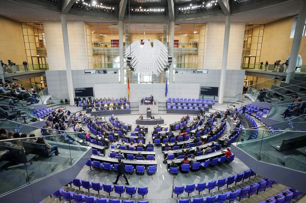 Der erleichterte Zugang zum Kurzarbeitergeld ist vom Bundestag verlängert worden.