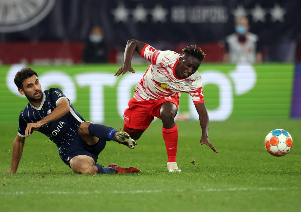 Bochums Gerrit Holtmann (l) und Leipzigs Amadou Haidara kämpfen um den Ball.