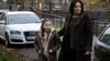 Cathrin Blake (Desiree Nosbusch, r) mit Maisie, der Tochter ihrer Patientin (Molly McCann) in einer Szene des Films „Der Irland-Krimi: Familienbande“.