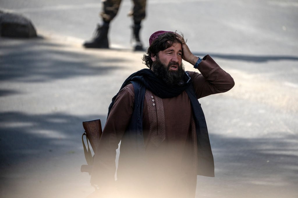 Ein schockierter Taliban-Kämpfer in Kabul. Er vergangene Freitag ereignete sich in der afghanischen Hauptstadt ein Anschlag.