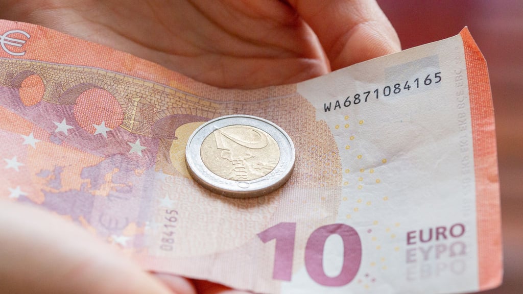 Der gesetzliche Mindestlohn steigt zum 1. Oktober auf 12 Euro je Stunde von zuvor 10,45 Euro. Seit 2015 ist der Mindestlohn damit um mehr als 40 Prozent gestiegen.
