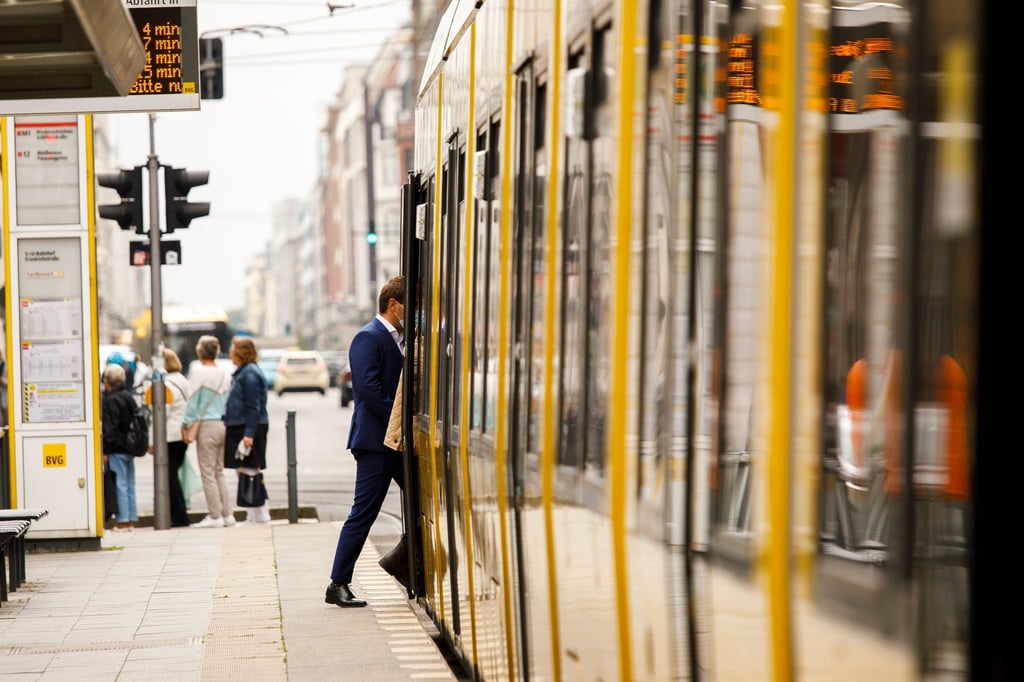 Straßenbahnverkehr an der Haltestelle Friedrichstraße.