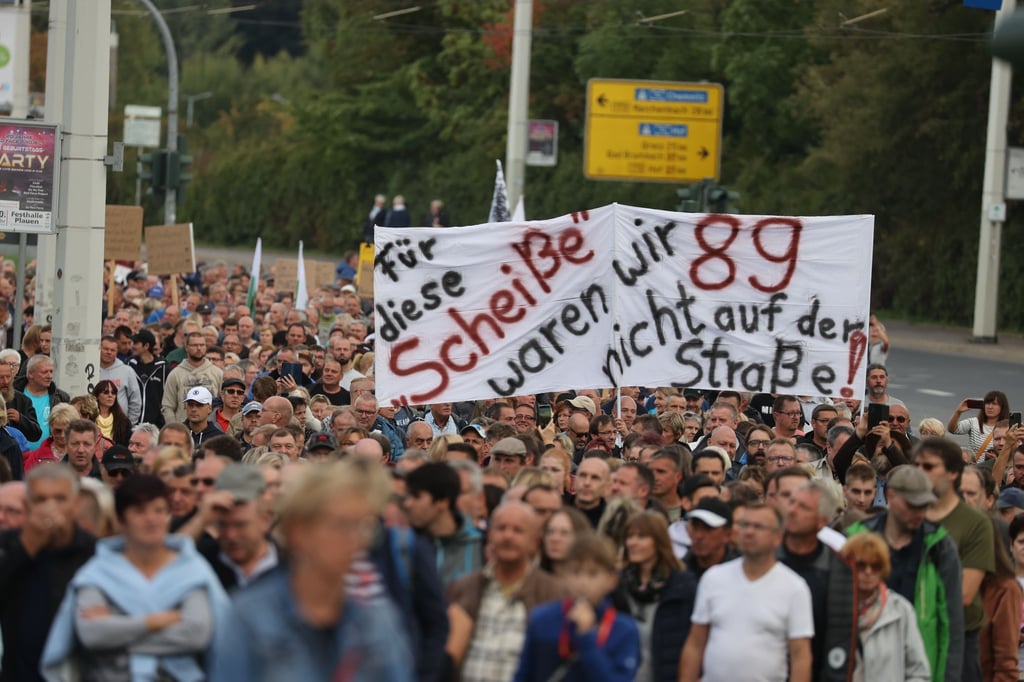 Menschen nehmen an einer Versammlung teil, zu der das „Forum für Demokratie und Freiheit“ aufgerufen hatte.