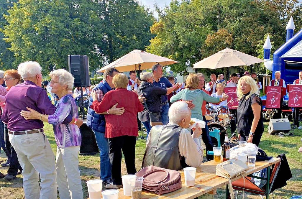 Die Tanzfläche vor den Lustigen Blasmusikanten aus Seyda ist beim Kartoffelfest auf dem Freizeitgelände in Mügeln stets gut gefüllt.