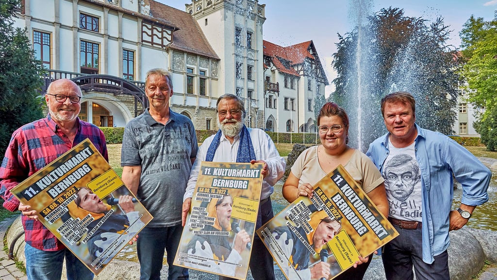 Martin Setz (von links), Carsten Mendel, Professor Erich Buhmann, Marie Angermann und Torsten Sielmon sind Unterstützer des Kulturmarktes.