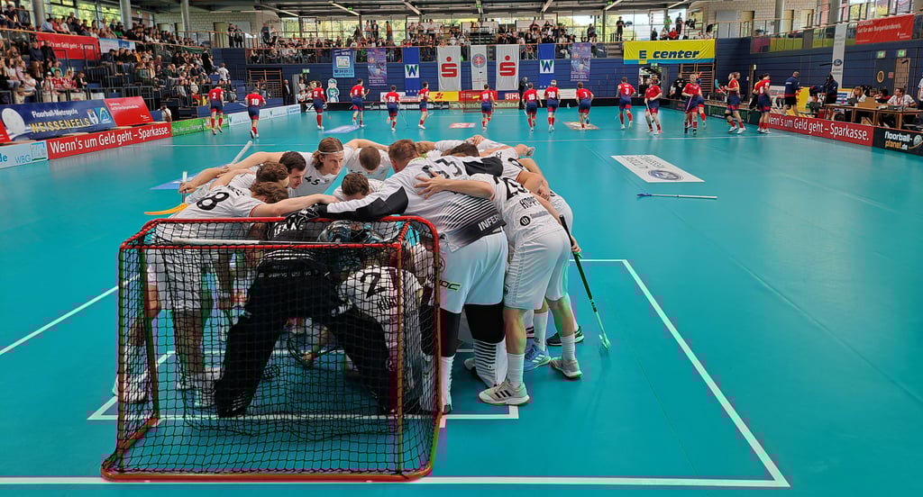In der Weißenfelser Stadthalle hat am Freitag das Sechs-Nationen-Turnier im Floorball begonnen. Die deutsche Mannschaft stieg um 13 Uhr gegen Norwegen in das Turnier ein.