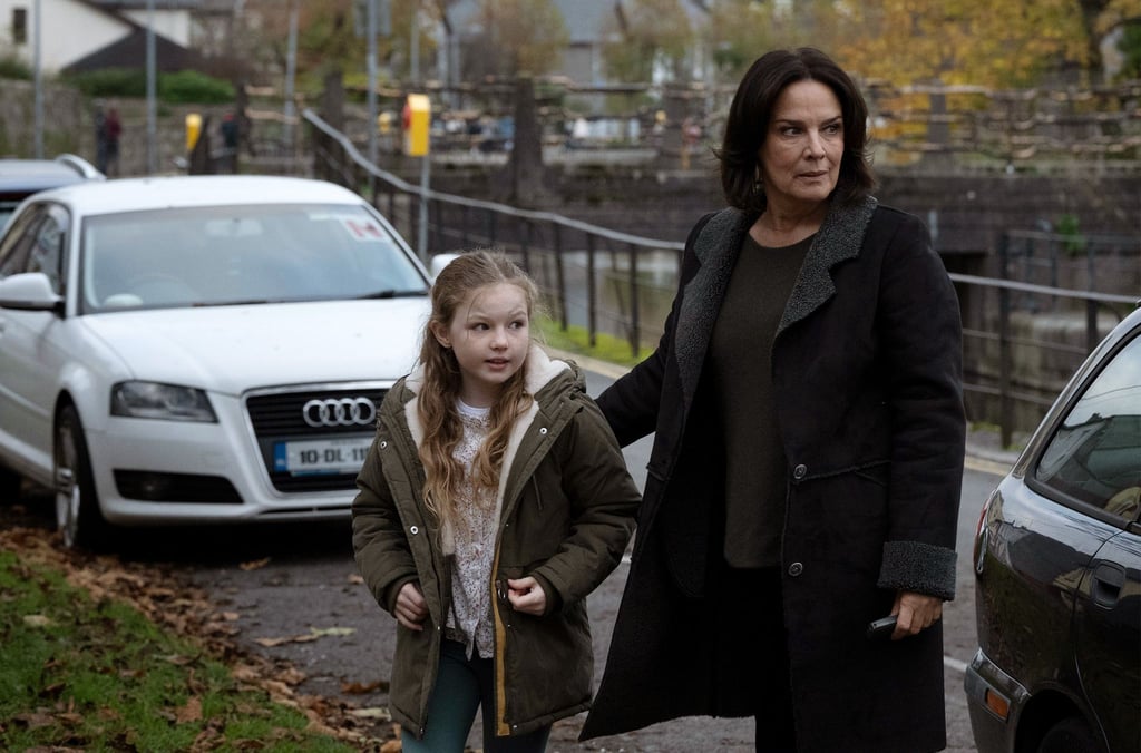 Cathrin Blake (Desiree Nosbusch, r) mit Maisie, der Tochter ihrer Patientin (Molly McCann) in einer Szene des Films „Der Irland-Krimi: Familienbande“.