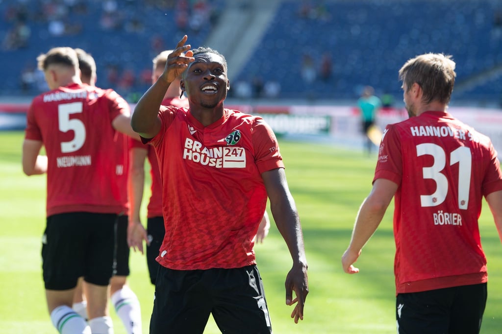 Derrick Köhn von Hannover 96 (Mitte).