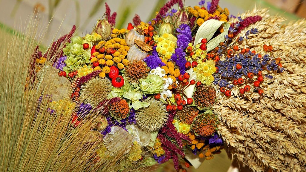 Blumen und Früchte zieren die Erntekronen, in die die Landfrauen zahlreiche Arbeitsstunden stecken.