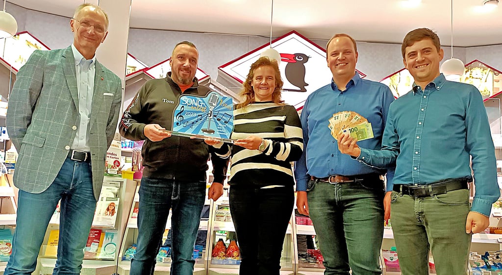 Wer schreibt die Zerbster Heimatfest-Hymne? Bürgermeister Andreas Dittmann und Heimatfest-Wirt Tom Hebäcker als Veranstalter des Wettbewerbs, Askom-Chefin Mandy Baum sowie die Inhaber der Raben-Apotheke auf dem Markt und der Neuen Apotheke in der Dessauer Straße, Tom Dupke und Martin Roschig (von links), die die 1000 Euro Siegprämie schon in den Händen halten, hoffen auf eine breite Beteiligung.