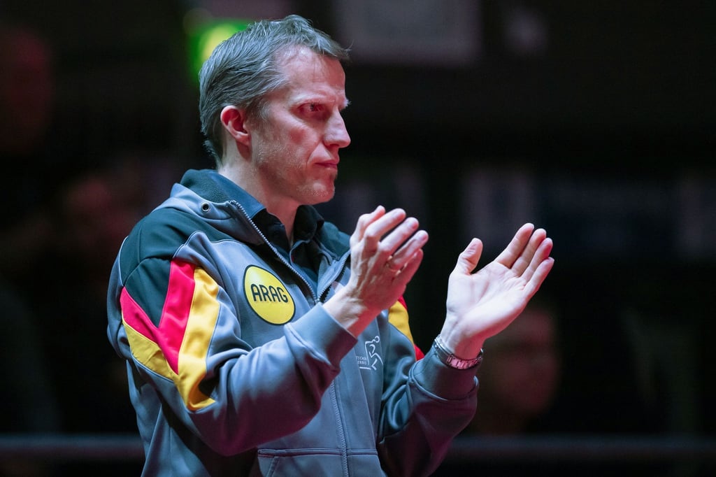 Tischtennis-Bundestrainer Jörg Roßkopf applaudiert am Spielfeldrand.