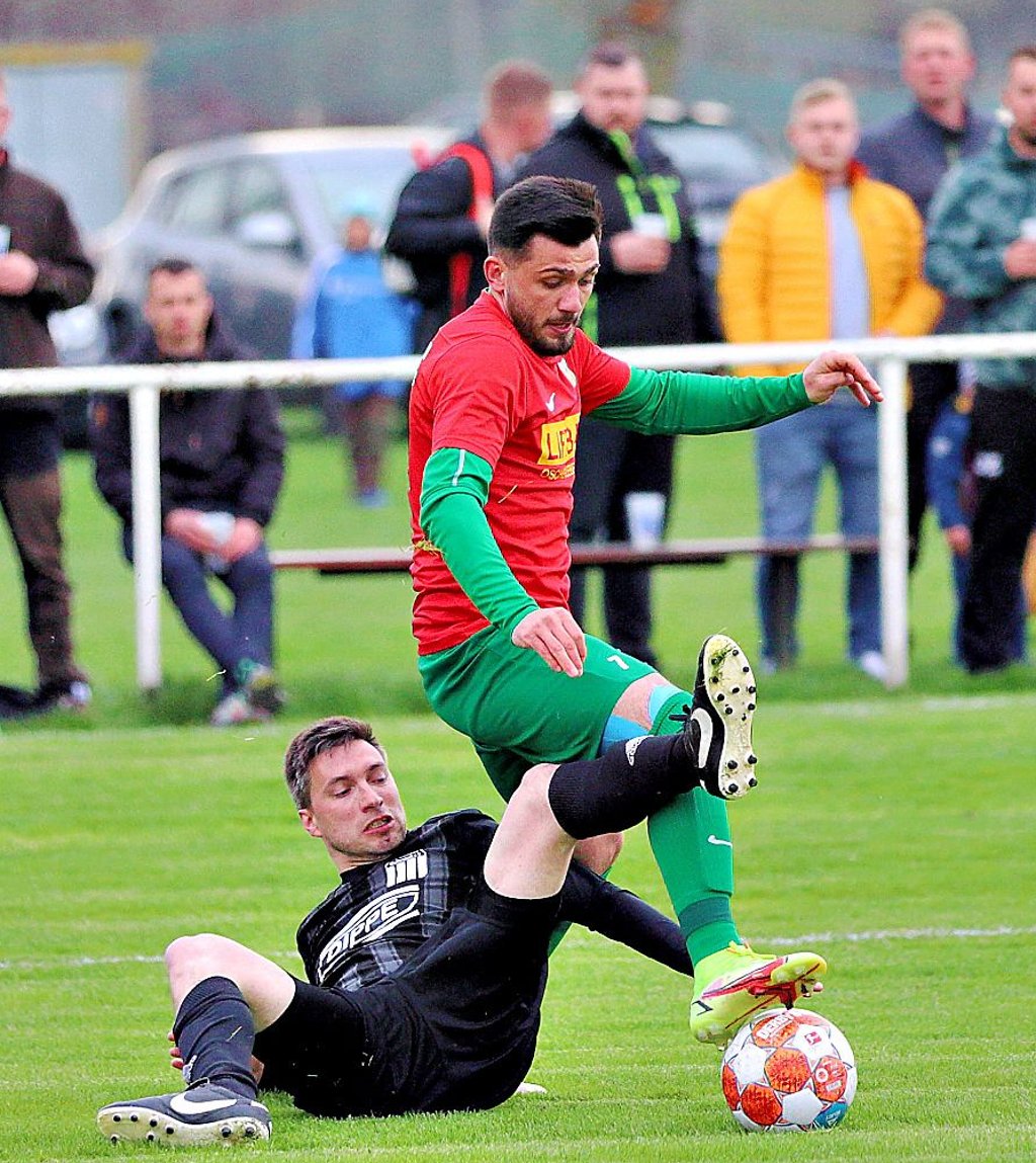 In der vergangenen Saison haben Floralb Daxha (rechts) und sein Oscherslebener SC beide Derbys gegen Wulferstedt gewonnen. 