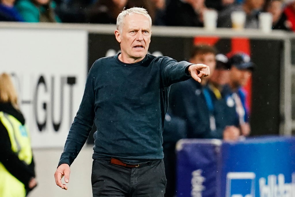 Freiburgs Trainer Christian Streich gibt seiner Mannschaft im Spiel die Richtung vor.
