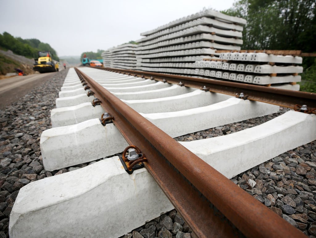Neue Schienen werden auf einer alten Bahntrasse verlegt.