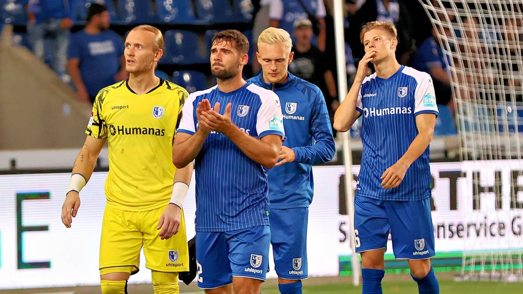 Hängende Köpfe will der FCM um Dominik Reimann, Tim Sechelmann, Julian Rieckmann und Luca Schuler (v. l.) nach dem richtungsweisenden Spiel gegen Jahn Regensburg unbedingt vermeiden.