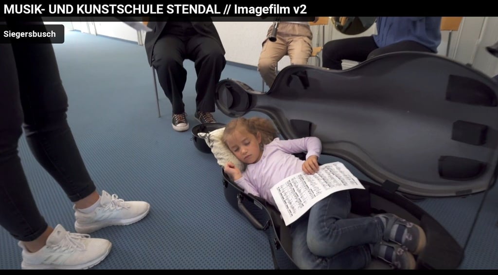 Im Imagefilm der Musik- und Kunstschule in Stendal erwacht unter anderem ein Mädchen in einem Cellokasten.