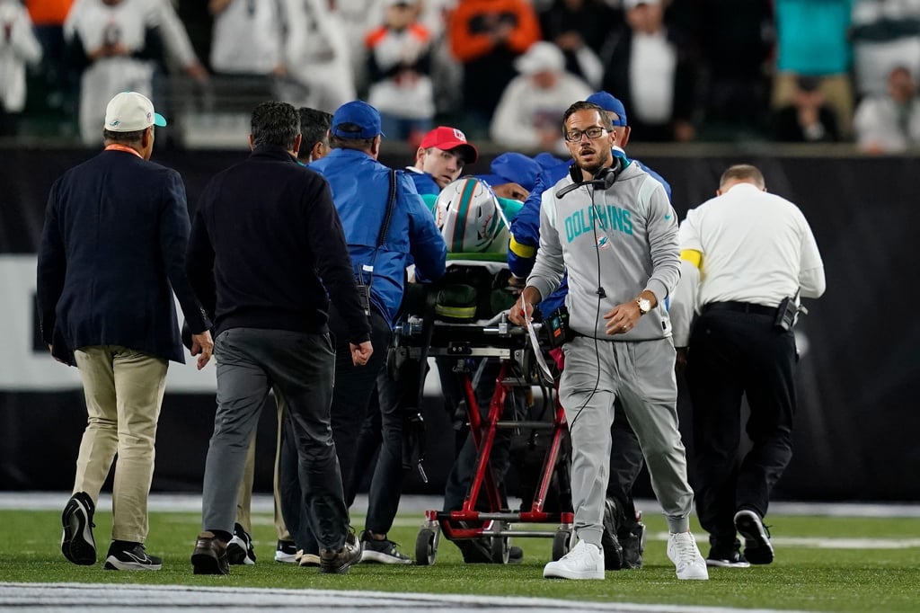 Quarterback Tua Tagovailoa wird auf einer Trage vom Feld gebracht.