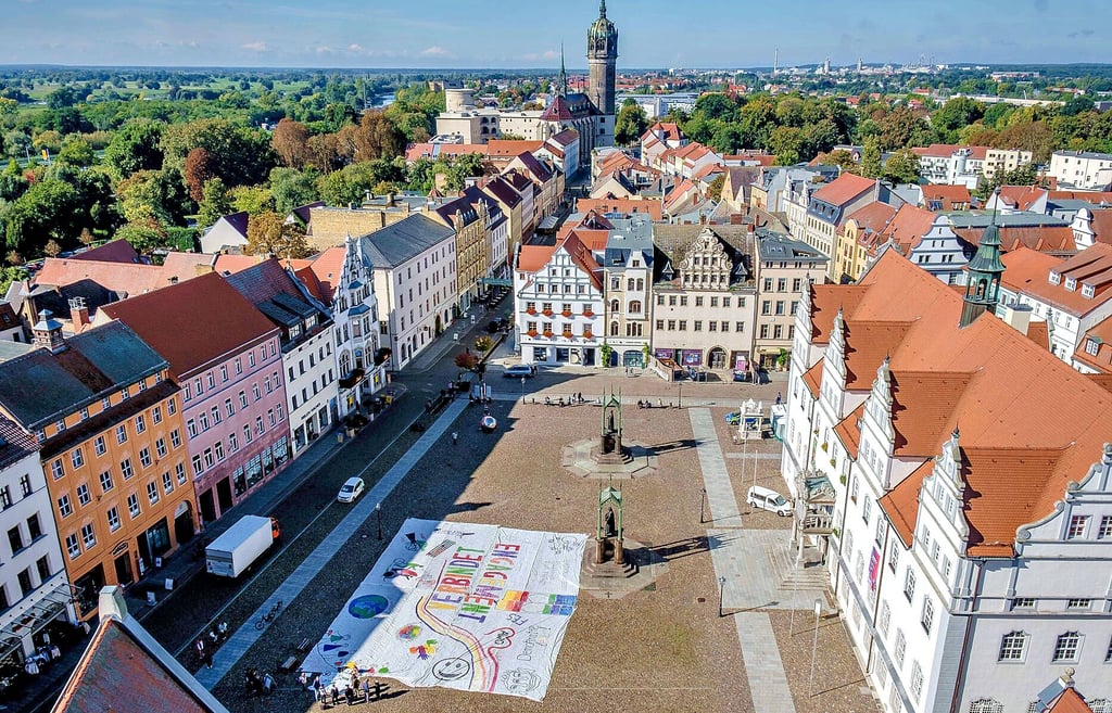  Zum großen Bild „Engagement verbindet“ kam am Donnerstag auf dem Wittenberger Marktplatz ein Teil dazu.