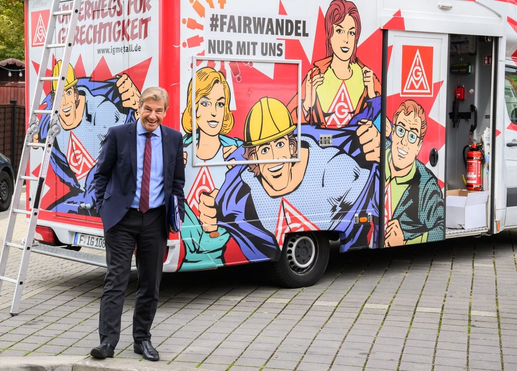 Volker Schmidt wartet auf den Beginn der Tarifgespräche.