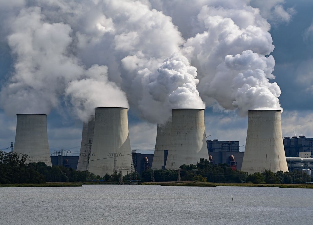 Wasserdampf steigt aus den Kühltürmen vom Braunkohlekraftwerk Jänschwalde.