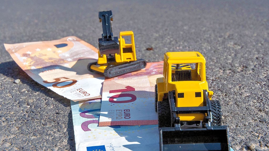 Bürgermeister schlagen Alarm: Kommunen können sich Straßenausbau-Projekte wegen der geringen Zuweisung nicht mehr leisten.