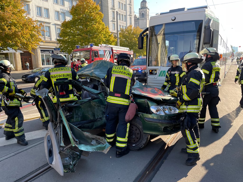 Ein schwerer Unfall zwischen Pkw und Straßenbahn sowie einem Fußgänger wurde auf der Magdeburger Ernst-Reuter-Allee geprobt. Berufsfeuerwehrleute und Auszubildende der Feuerwache Nord waren im Einsatz gefragt.