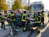 Ein schwerer Unfall zwischen Pkw und Straßenbahn sowie einem Fußgänger wurde  auf der Magdeburger Ernst-Reuter-Allee geprobt. Berufsfeuerwehrleute und Auszubildende der Feuerwache Nord waren im Einsatz gefragt. 