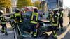 Ein schwerer Unfall zwischen Pkw und Straßenbahn sowie einem Fußgänger wurde  auf der Magdeburger Ernst-Reuter-Allee geprobt. Berufsfeuerwehrleute und Auszubildende der Feuerwache Nord waren im Einsatz gefragt. 