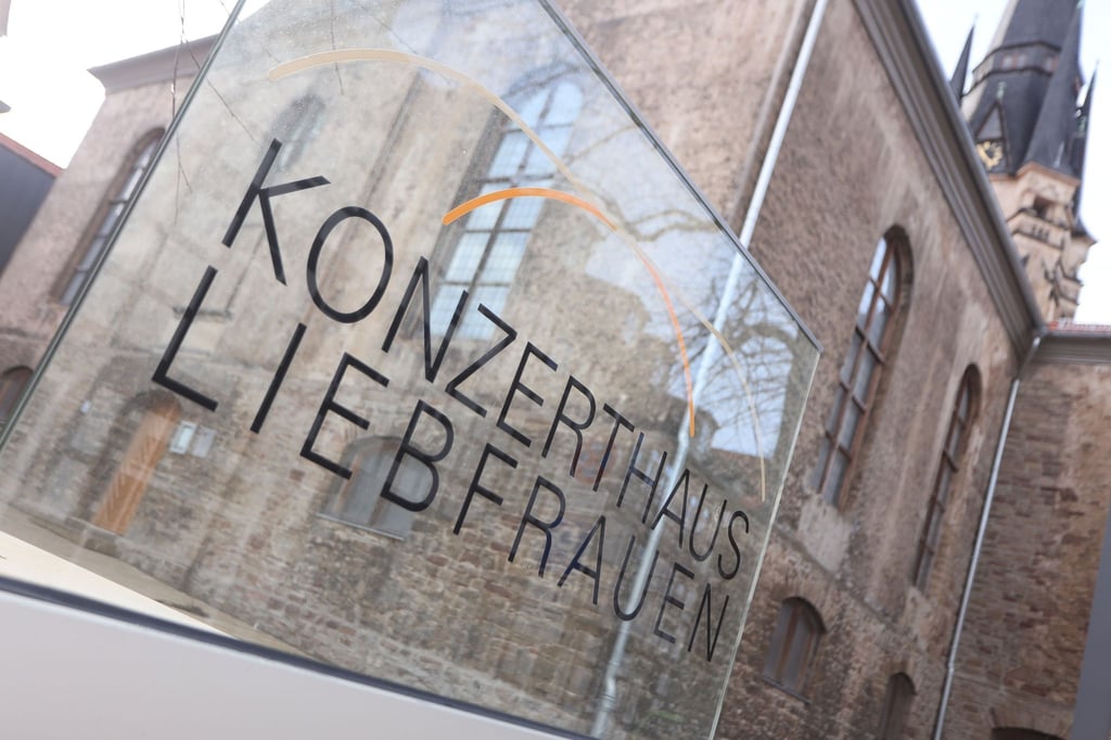 Eine Plexiglasscheibe mit der Aufschrift Konzerthaus Liebfrauen in Wernigerode.