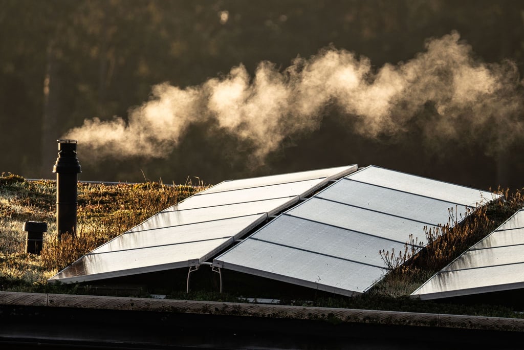 Der Schornstein einer Gastherme für die Heizung und die Warmwasserbereitung dampft Morgen auf dem Dach eines Frankfurter Reihenhauses. Gas sollinfolge einer Mehrwertsteuersenkung billiger werden.
