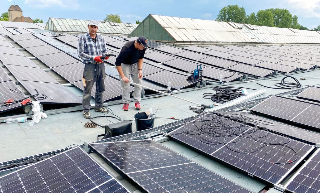 Energie - hier ein Blick auf die 2020 installierte Anlage auf Hallen des früheren Porzellanwerkes - wird in der Stadt schon recht umfangreich produziert, sagt Annaburgs Bürgermeister Stefan Schmidt. Von einer Eigenversorgung ist man aber weit entfernt.