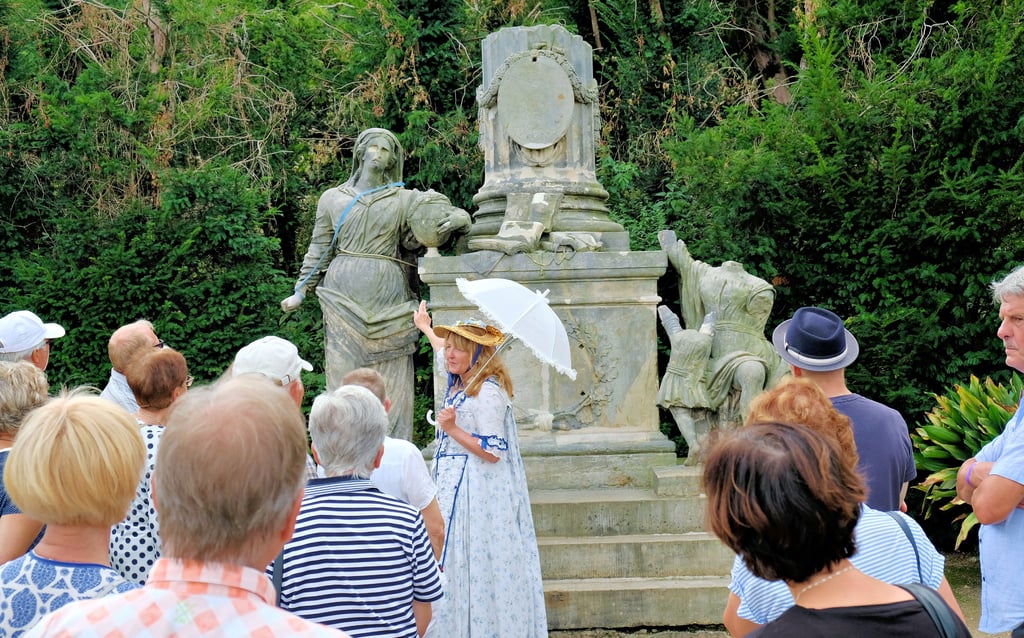 Annekatrin Wagner führt Gartenbesucher zum Freimaurerdenkmal, für dessen Restaurierung sie sich seit Jahren einsetzt. Am Sonntag, 2. Oktober, wird die Skulpturengruppe zum Tag der Blankenburger Schönheiten feierlich eingeweiht.