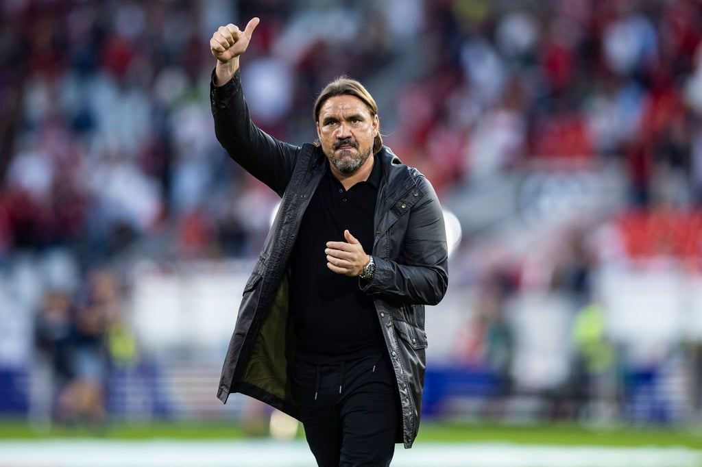 Gladbachs Trainer Daniel Farke bedankt sich nach dem Spiel bei den Fans für die Unterstützung.