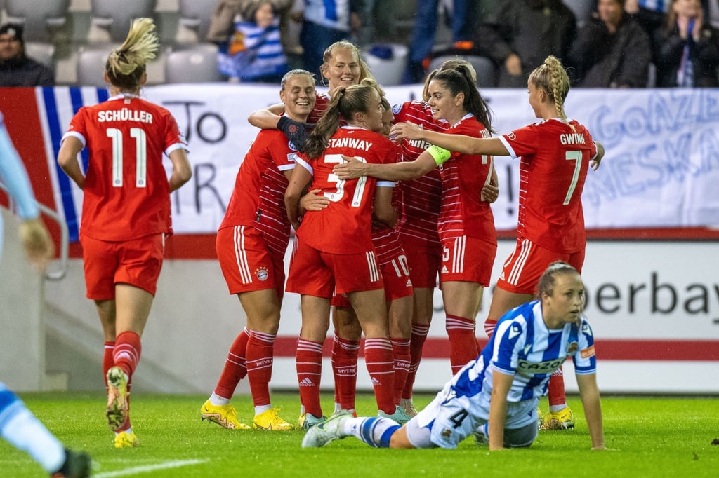 Die Spielerinnen des FC Bayern München feiern den Sieg gegen Real Sociedad San Sebastian.