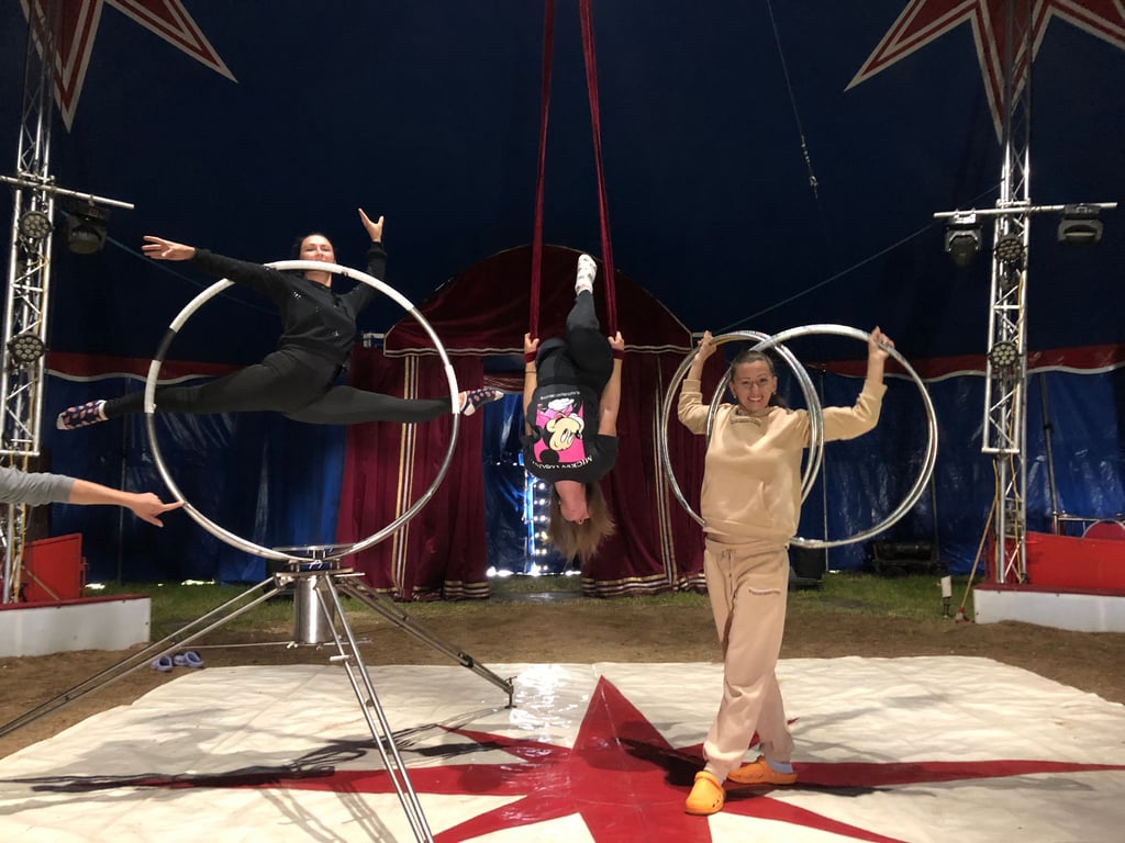 Mangege frei: Liana Mantschuk, Natalie Guriewa und Lydia Kowalienko (v.r.) trainieren für ihre Show im Zirkus „Maximus“, der bis Sonntag am Shopping Center „Schöne Aussicht“ in Leißling gastiert.