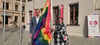 Bastian Sieler (links) und Sandrina Waschke haben anlässlich des anstehenden Christopher-Street-Days die Regenbogenflagge vor dem Stendaler Rathaus gehisst. Die Fahne hat für eine Menge Diskussionsstoff gesorgt.